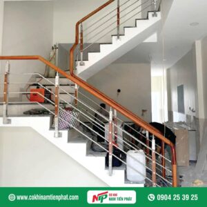 Cầu thang inox tay vịn gỗ