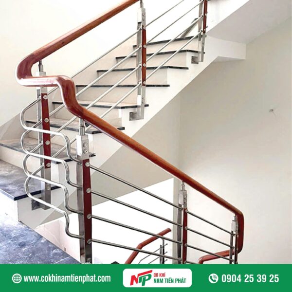 Cầu thang inox tay vịn gỗ