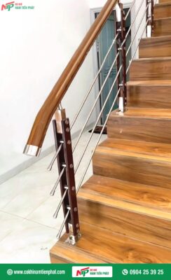 Mẫu cầu thang inox tay vịn gỗ đẹp