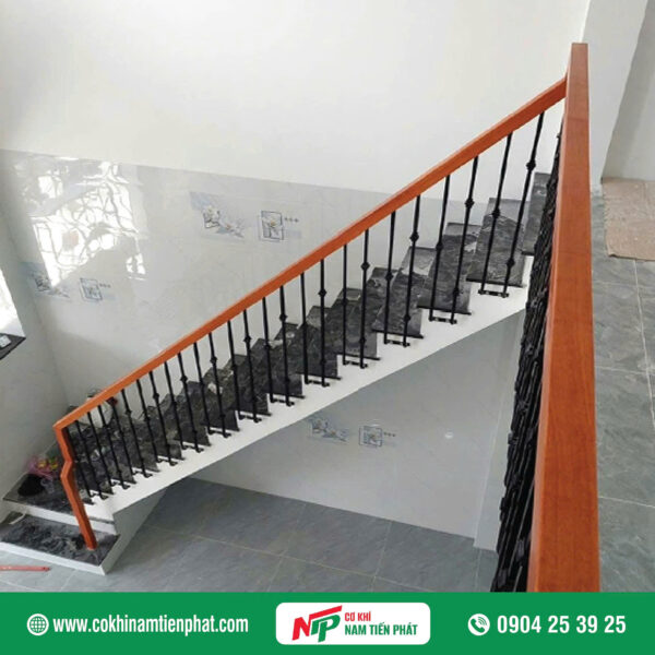 Cầu thang sắt tay vịn gỗ NTP003