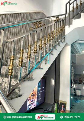 Cầu thang inox bông vàng