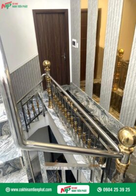 Cầu thang inox bông vàng