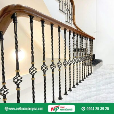 Một số mẫu cầu thang sắt tay vịn gỗ đẹp nhất hiện nay