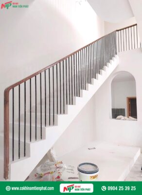 Mẫu cầu thang sắt tay vịn gỗ đẹp
