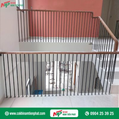 Mẫu cầu thang sắt tay vịn gỗ đẹp