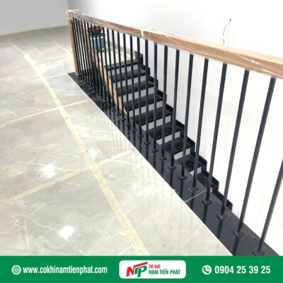 Mẫu cầu thang sắt tay vịn gỗ đẹp