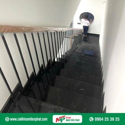 Mẫu cầu thang sắt tay vịn gỗ đẹp