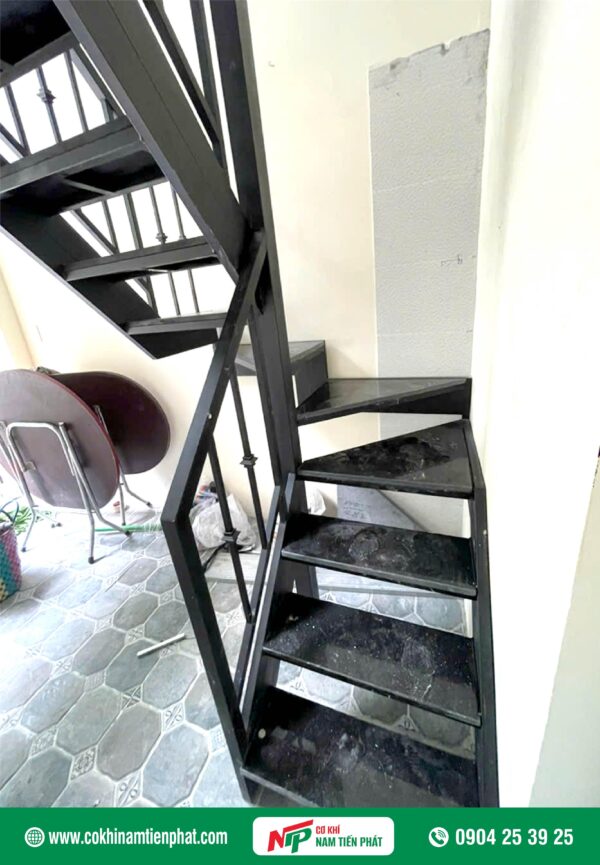 Cầu thang sắt NTP009