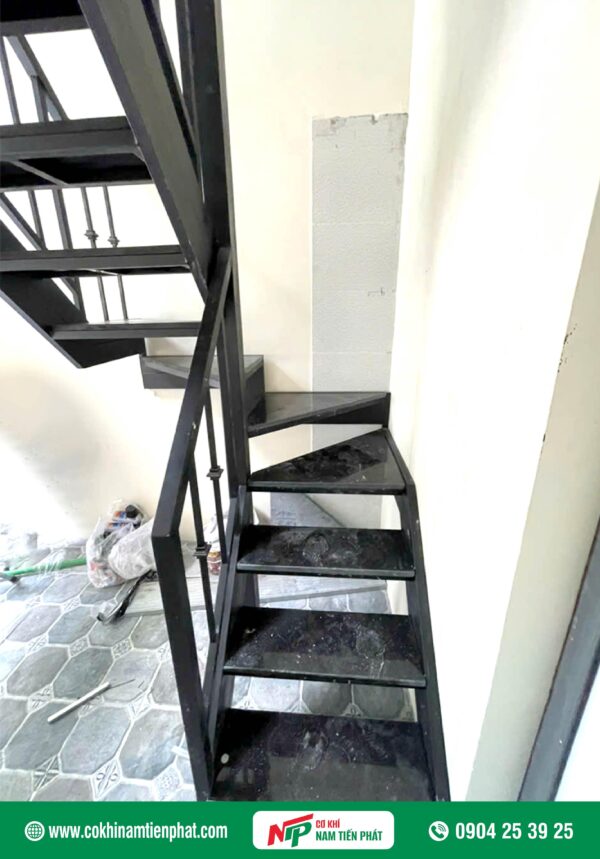 Cầu thang sắt NTP009