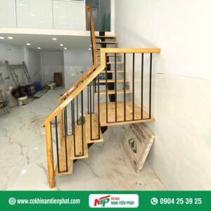 Cầu thang sắt ốp gỗ