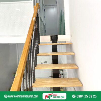 Cầu thang sắt ốp gỗ