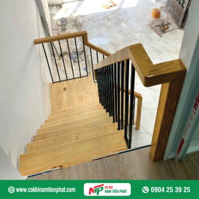 Cầu thang sắt ốp gỗ