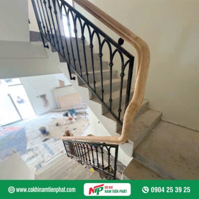 Mẫu cầu thang sắt tay vịn gỗ đẹp