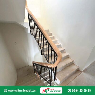 Mẫu cầu thang sắt tay vịn gỗ đẹp nhiều người lựa chọn