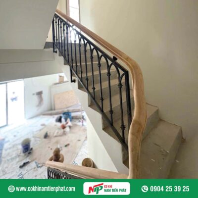 Cầu thang sắt tay vịn bằng gỗ đẹp