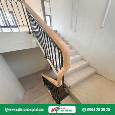 Cầu thang sắt tay vịn bằng gỗ đẹp