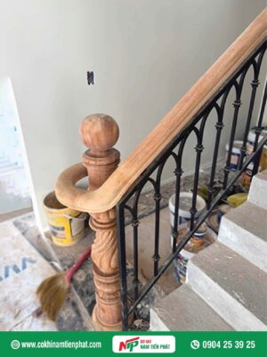 Cầu thang sắt tay vịn bằng gỗ đẹp
