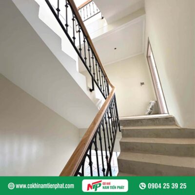Cầu thang sắt tay vịn bằng gỗ đẹp