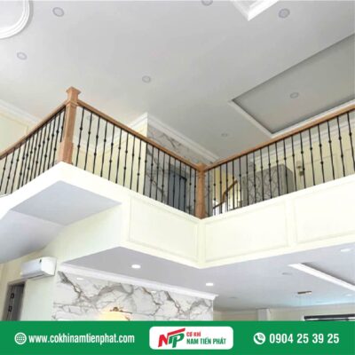 Mẫu cầu thang sắt tay vịn gỗ đẹp - Cơ Khí Nam Tiến Phát thực hiện