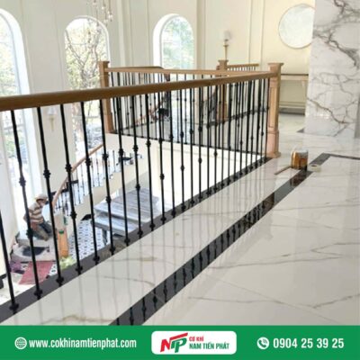 Mẫu cầu thang sắt tay vịn gỗ đẹp - Cơ Khí Nam Tiến Phát thực hiện