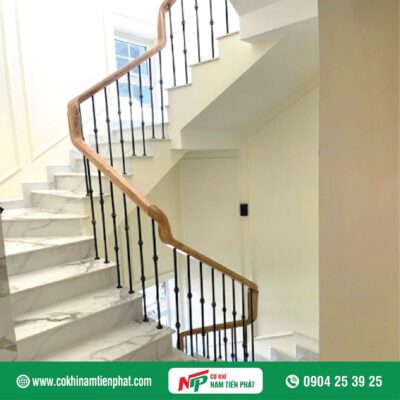 Mẫu cầu thang sắt tay vịn gỗ đẹp - Cơ Khí Nam Tiến Phát thực hiện