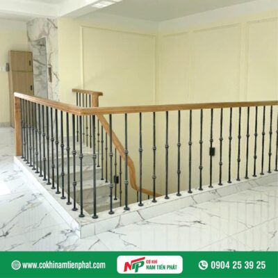 Mẫu cầu thang sắt tay vịn gỗ đẹp - Cơ Khí Nam Tiến Phát thực hiện