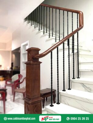 Cầu thang sắt tay vịn gỗ hiện đại