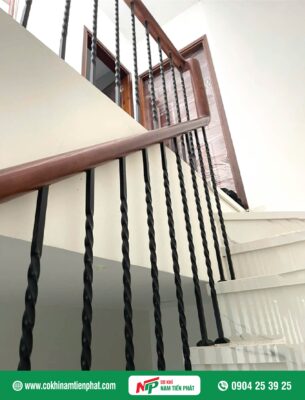 Cầu thang sắt tay vịn gỗ hiện đại