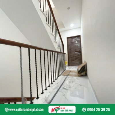 Cầu thang sắt tay vịn gỗ hiện đại