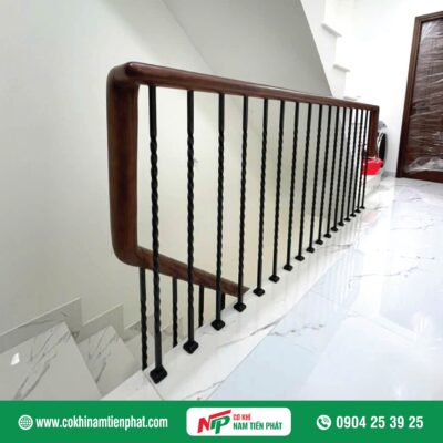 Cầu thang sắt tay vịn gỗ hiện đại
