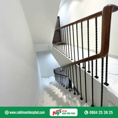 Cầu thang sắt tay vịn gỗ hiện đại
