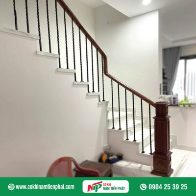 Cầu thang sắt tay vịn gỗ hiện đại