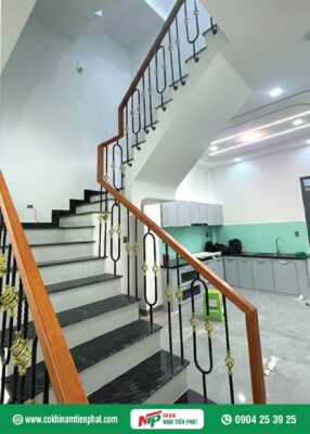 Mẫu cầu thang sắt tay vịn gỗ đẹp (con tiện có hoạ tiết sơn vàng tạo điểm nhấn)
