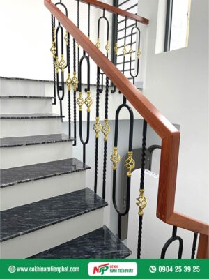 Mẫu cầu thang sắt tay vịn gỗ đẹp (con tiện có hoạ tiết sơn vàng tạo điểm nhấn)