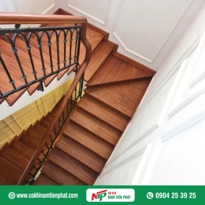Hình ảnh mẫu cầu thang sắt tay vịn gỗ đẹp (sau khi sơn tay vịn và ốp bậc giả gỗ)