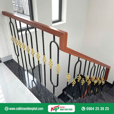 Mẫu cầu thang sắt tay vịn gỗ đẹp (con tiện có hoạ tiết sơn vàng tạo điểm nhấn)