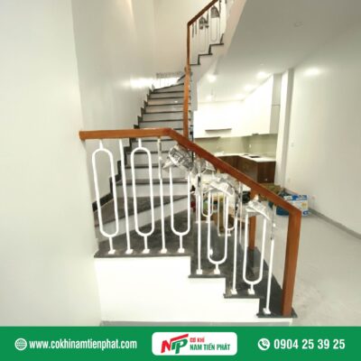 Mẫu lan can cầu thang sắt tay vịn gỗ đẹp