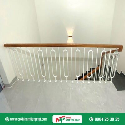 Mẫu lan can cầu thang sắt tay vịn gỗ đẹp
