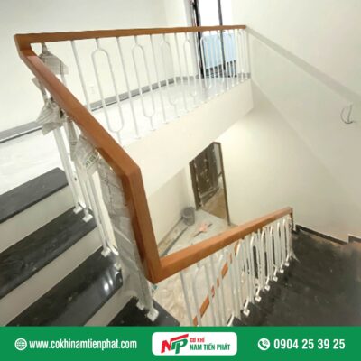 Mẫu lan can cầu thang sắt tay vịn gỗ đẹp