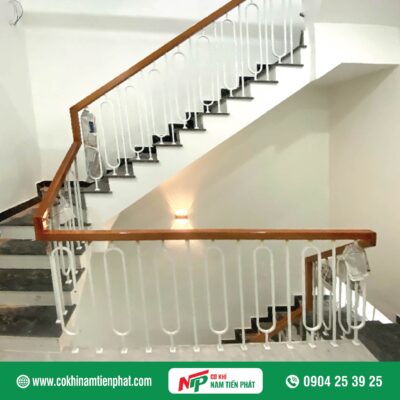 Mẫu lan can cầu thang sắt tay vịn gỗ đẹp