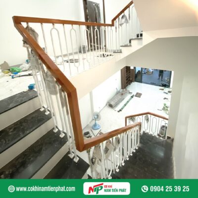Mẫu lan can cầu thang sắt tay vịn gỗ đẹp