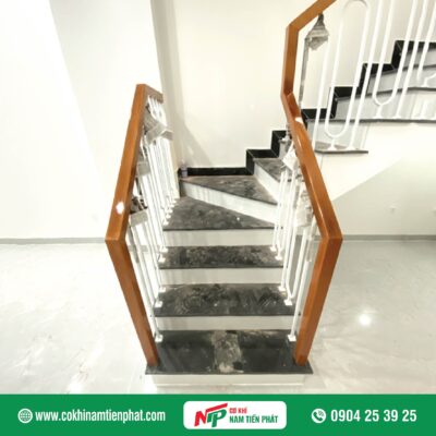 Mẫu lan can cầu thang sắt tay vịn gỗ đẹp